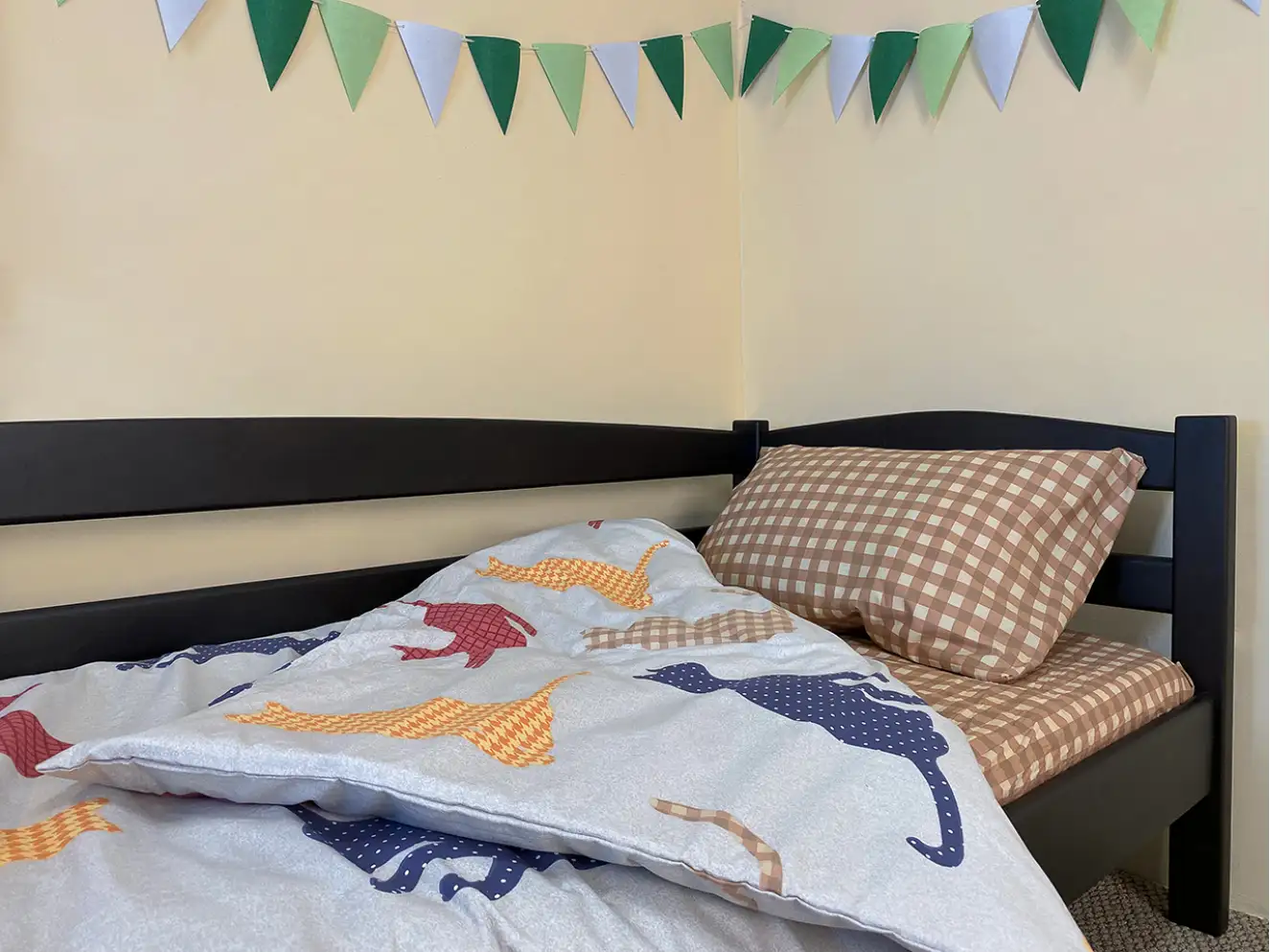 Дитяче ліжко з дерева Чадо (темний горіх)