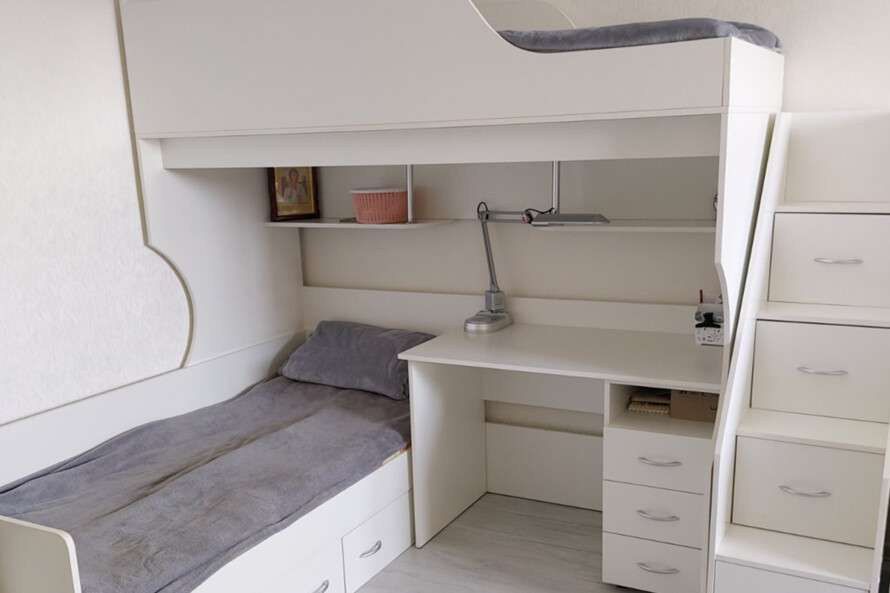 Ліжко Горище Школяр №1 для двох зі сходами-комод і мобільним столом