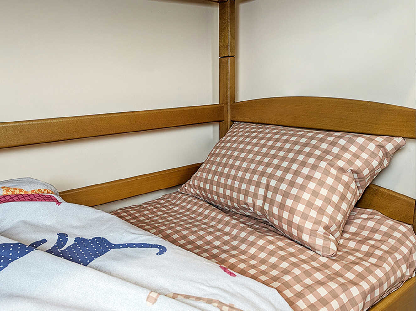 Ліжко Вікторія (масив бука) колір горіх світлий