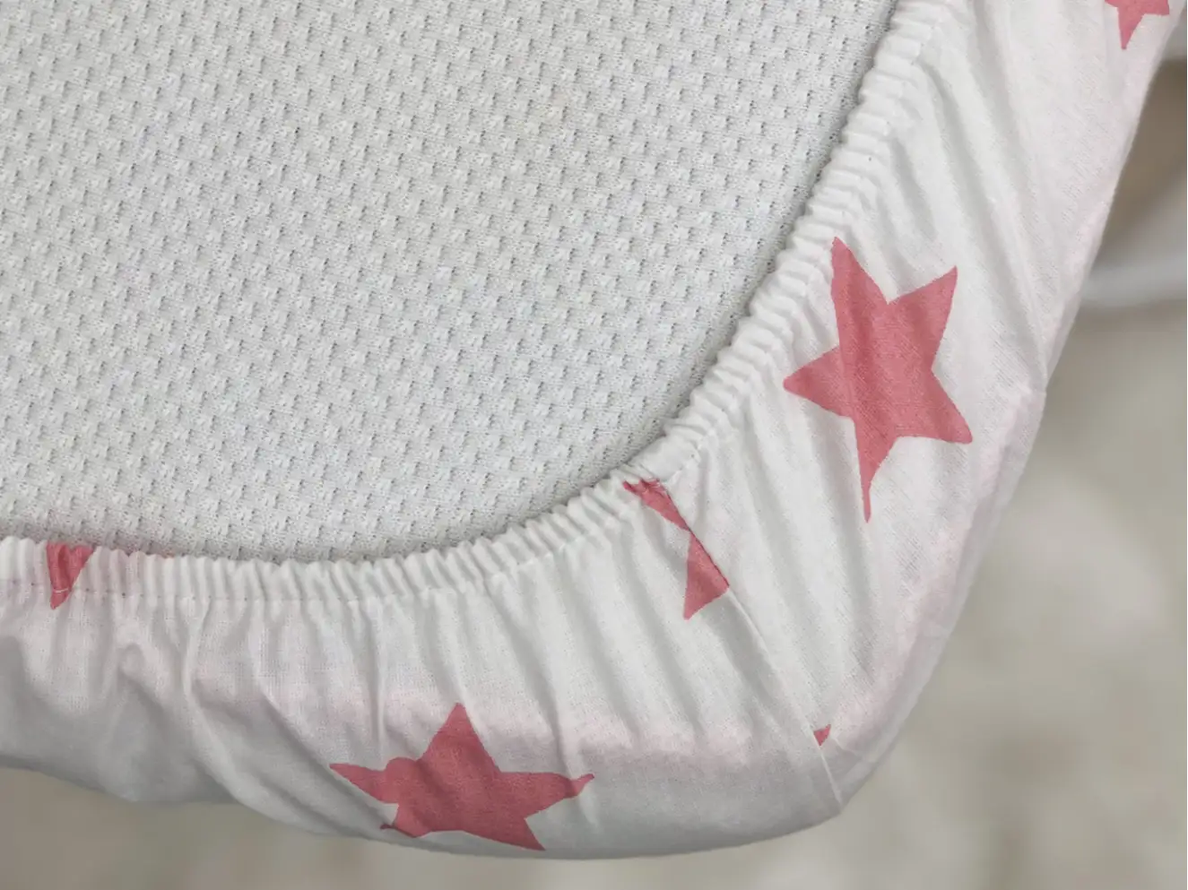 Простирадло дитяче Зірка велика пудра на білому