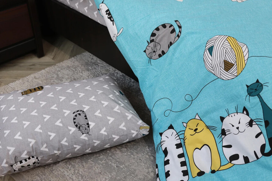 Полуторний набір постільної білизни Котики сині 150x220 з Бязі Gold