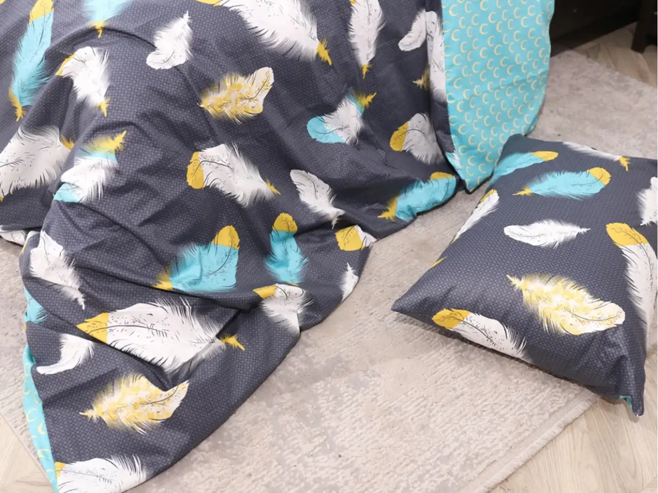 Полуторный набор постельного белья Перо 150x220 из сатина