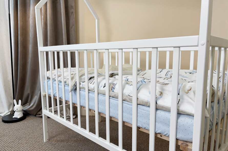 Кроватка детская для младенцев Домик (белая)