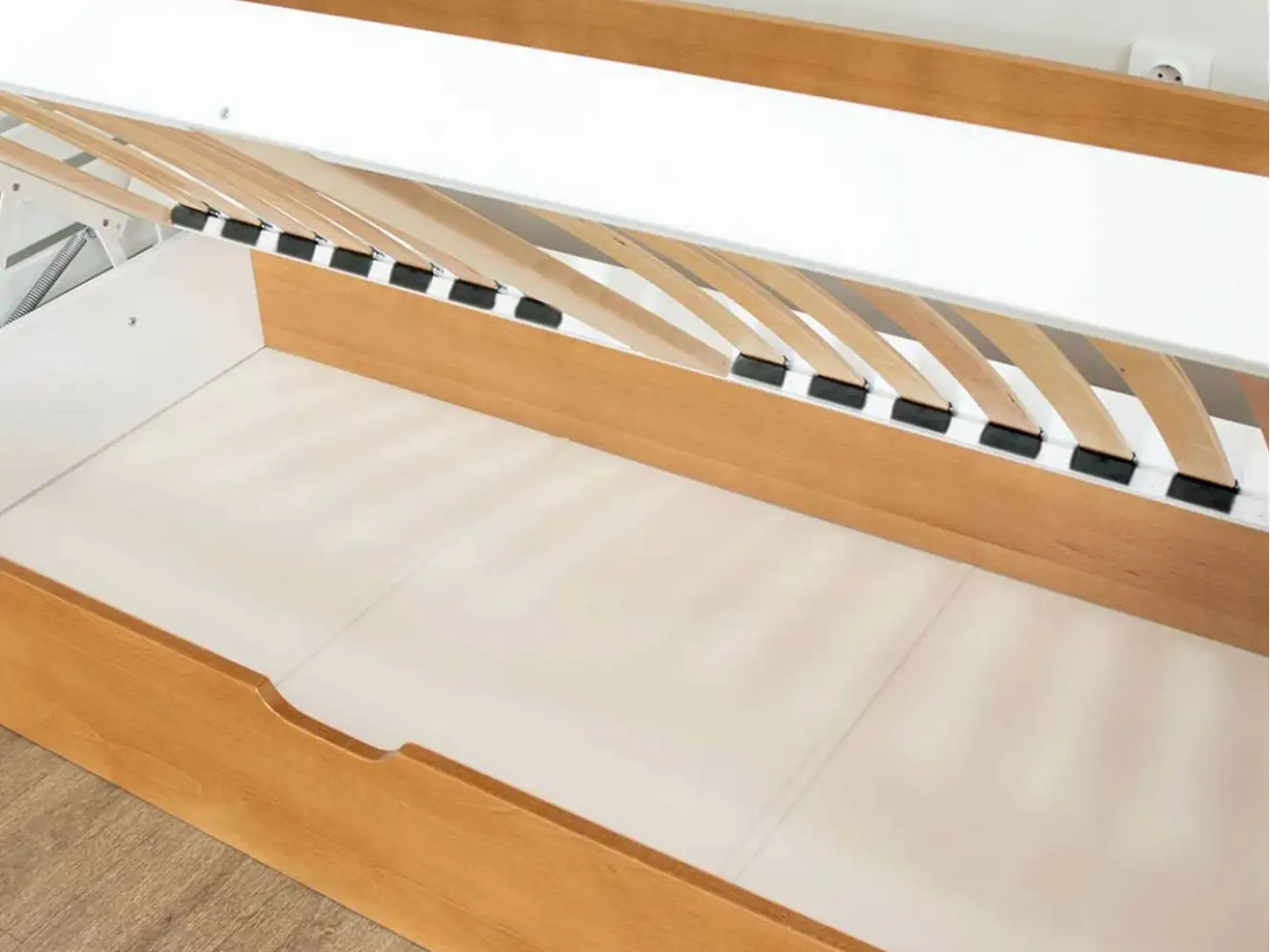 Детская кровать с дерева Микки Маус (бук) Детская кровать с дерева Микки Маус (бук)