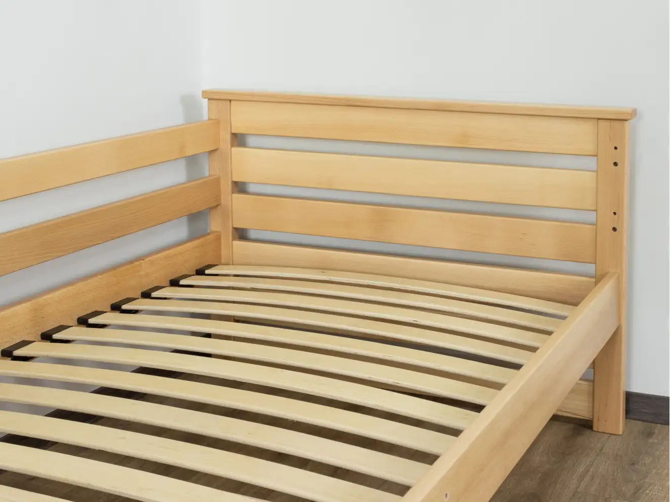 Дитяче ліжко з дерева Телесик (бук) 