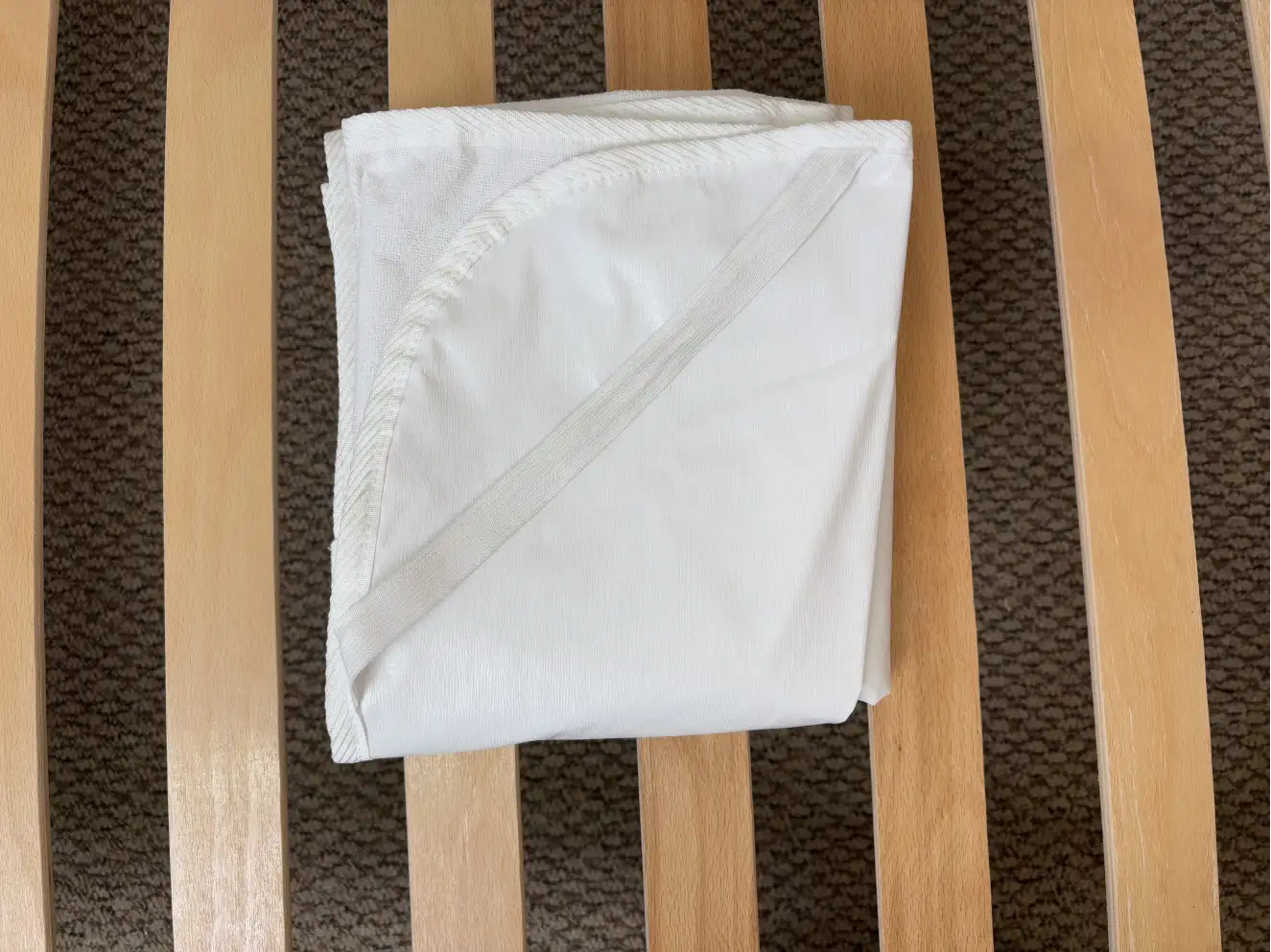 Наматрасник водонепроницаемый на петлях Наматрасник водонепроницаемый на петлях