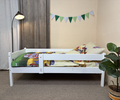 Біле дитяче ліжко з матрацом та бортиком Тотошка