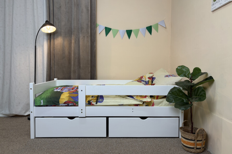 Дитяче ліжко з матрацом, бортиком та шухлядами Тотошка біле