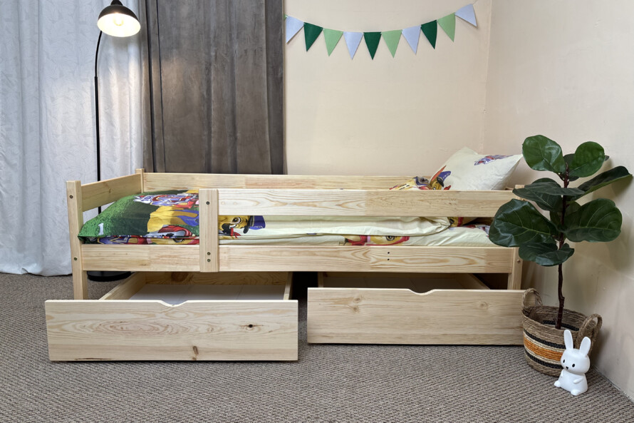 Дерев`яне дитяче ліжко з матрацом, бортиком та шухлядами Тотошка
