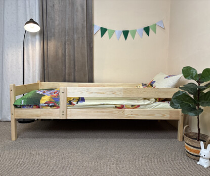 Деревʼяне дитяче ліжко з матрацом та бортиком Тотошка