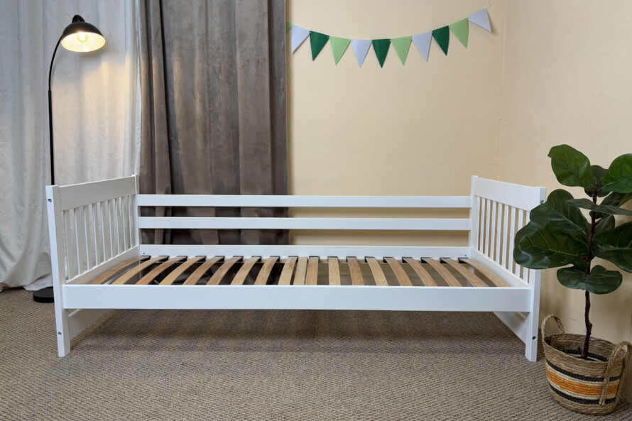 Акция детская кровать Нордик (бук) Белый в комплекте съемный бортик