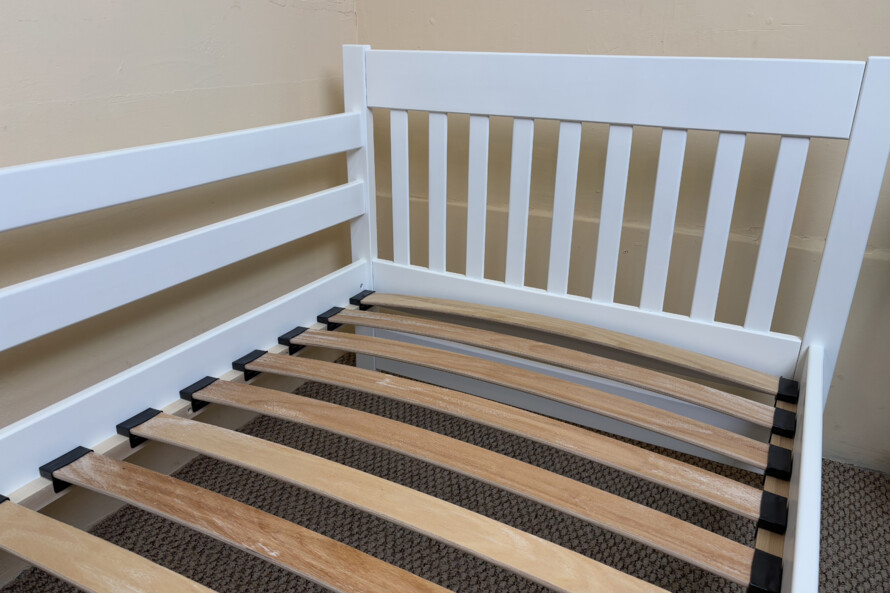 Акция детская кровать Нордик (бук) Белый в комплекте съемный бортик