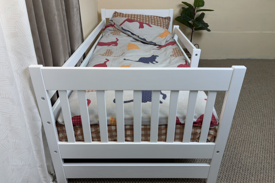 Акция детская кровать Нордик (бук) Белый в комплекте съемный бортик