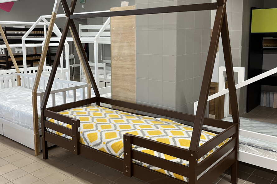 Детская кровать домик с дерева Гаппи (тонированный)