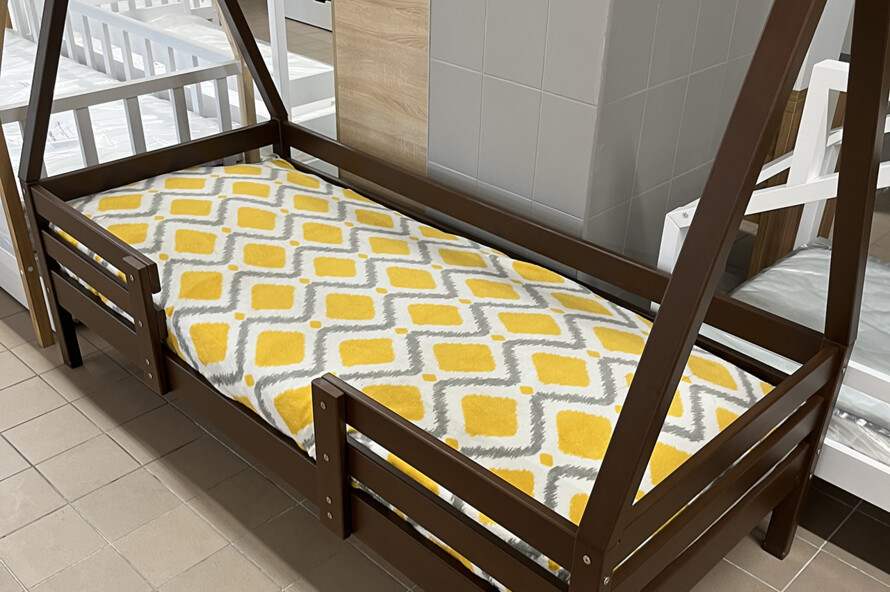 Детская кровать домик с дерева Гаппи (тонированный)