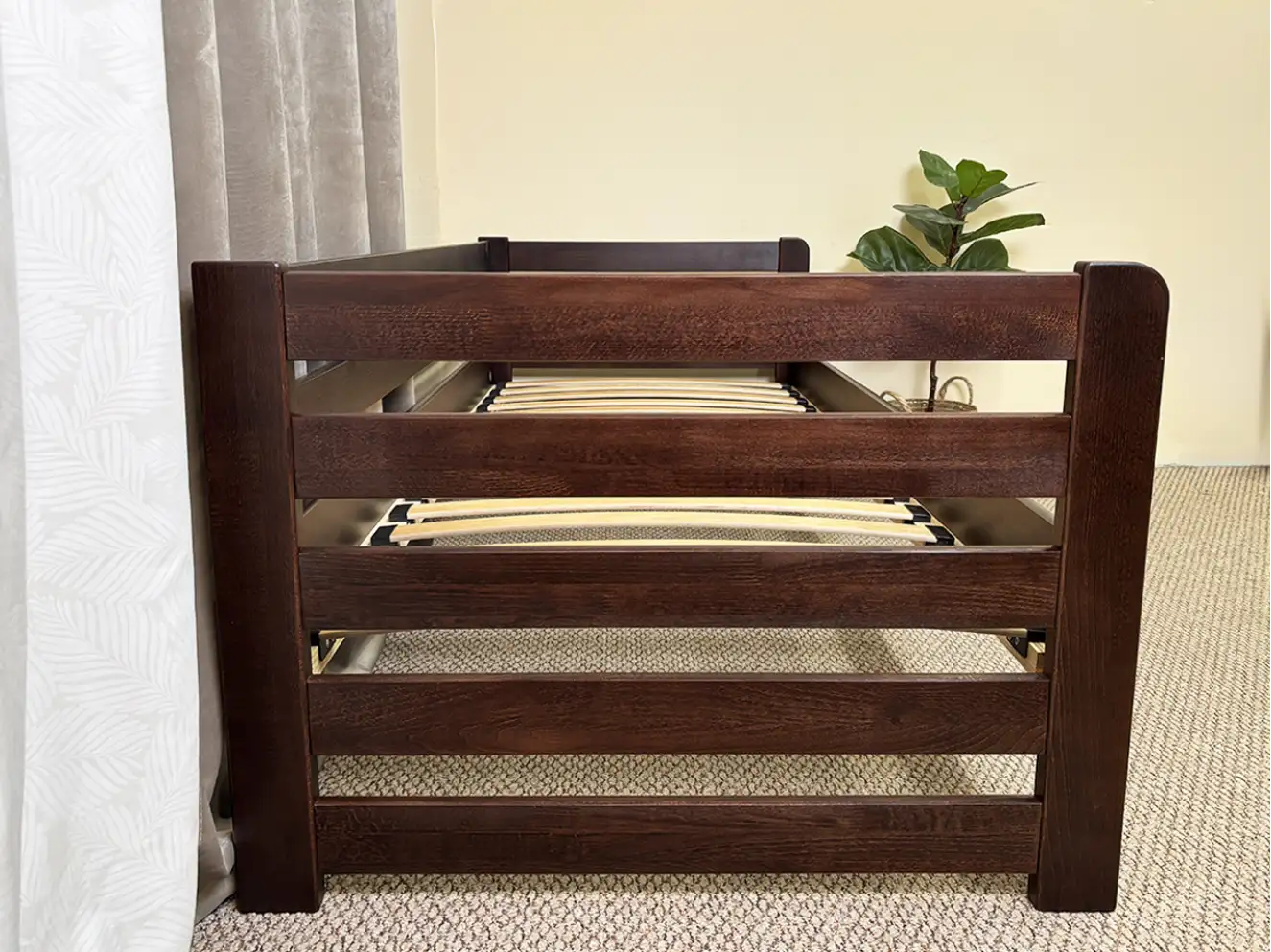 Дитяче ліжко з дерева Кевін (темний горіх)