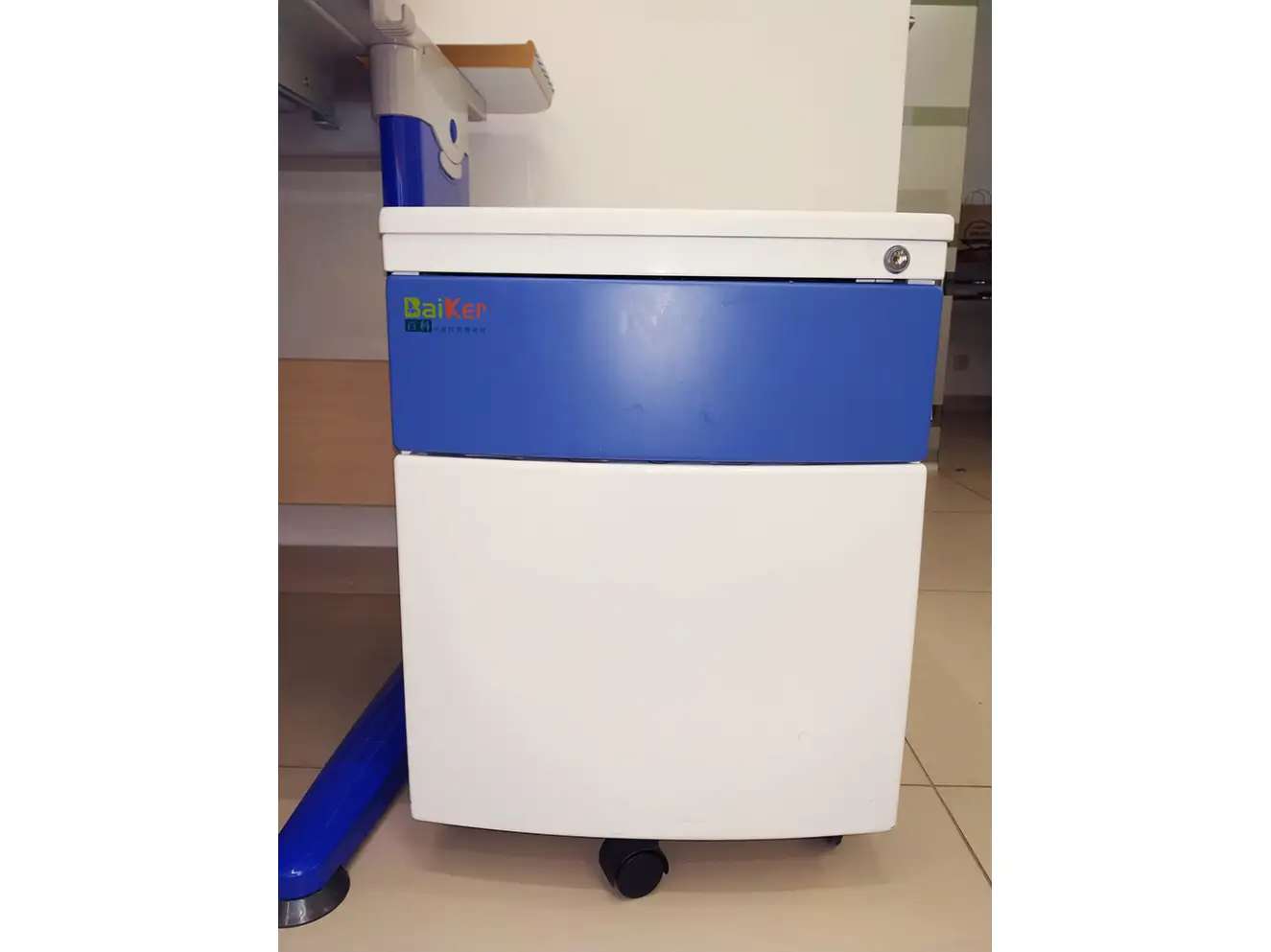 Тумбочка Mealux BD-C8 B белая с синим