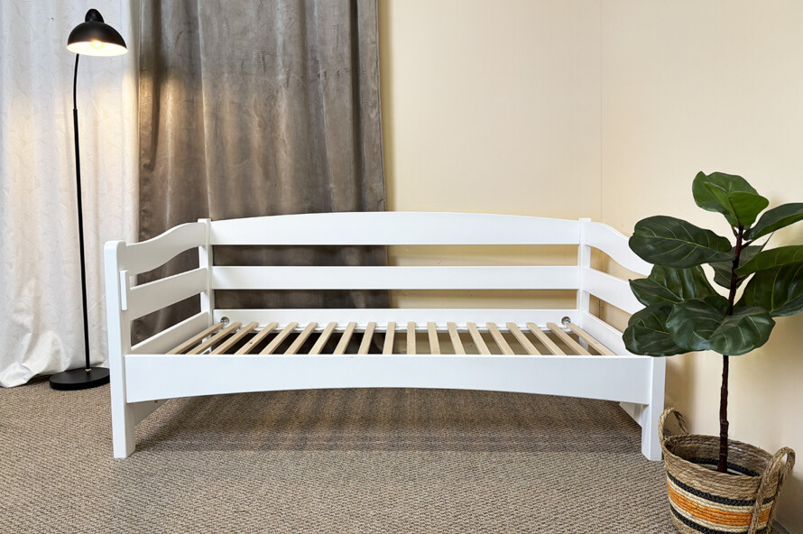 Детская кровать с бортиком Афина (бук) Белый