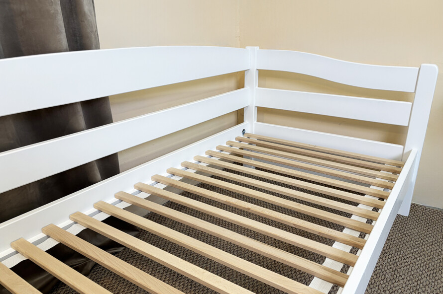 Детская кровать с бортиком Афина (бук) Белый