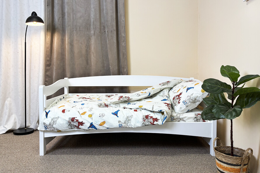 Детская кровать с бортиком Афина (бук) Белый