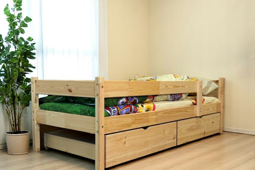 Дерев`яне дитяче ліжко з матрацом, бортиком та шухлядами Тотошка