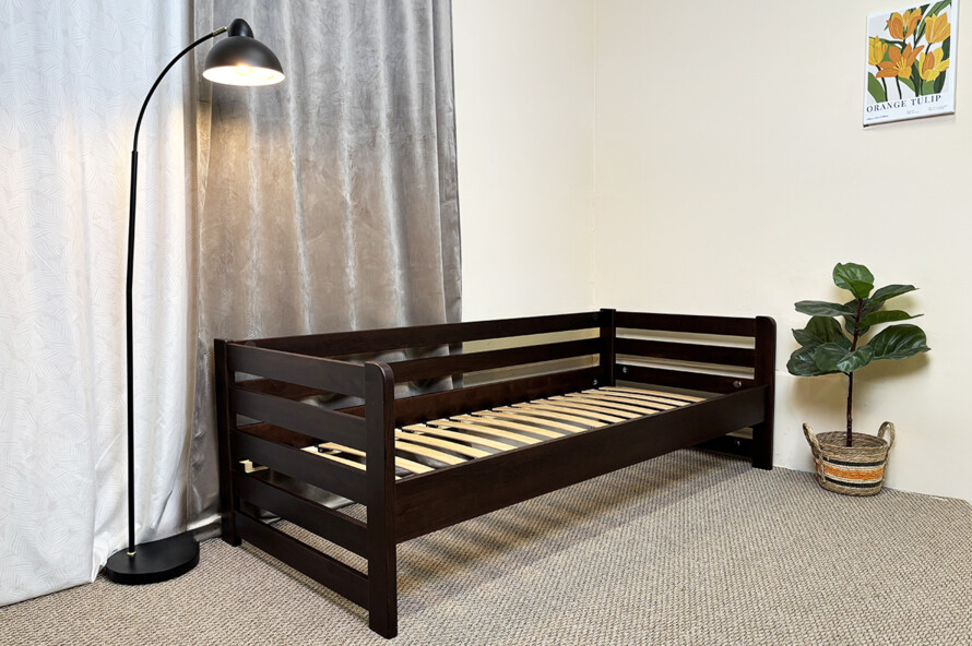 Детская кровать с дерева Кевин (темный орех)