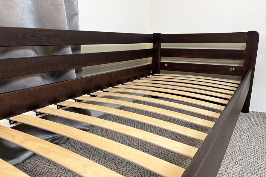 Детская кровать с дерева Кевин (темный орех)