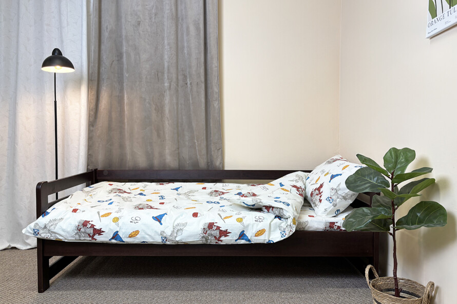 Детская кровать с дерева Кевин (темный орех)