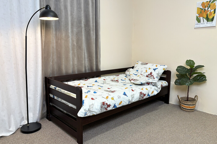 Детская кровать с дерева Кевин (темный орех)