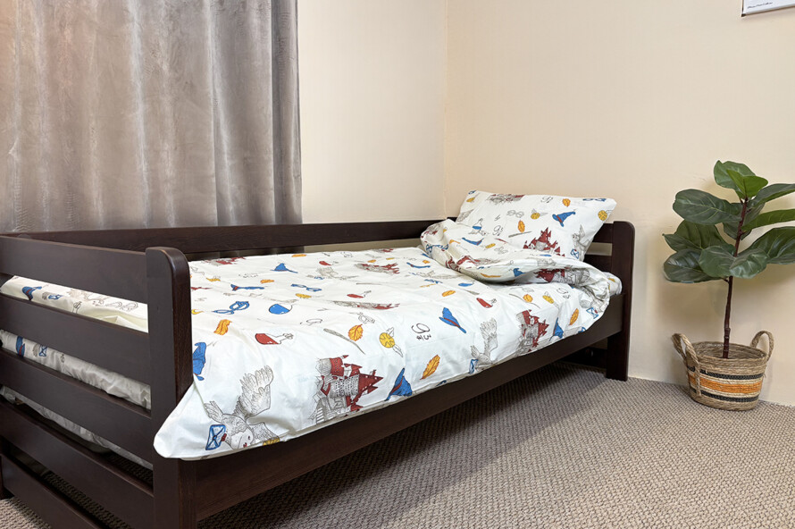 Детская кровать с дерева Кевин (темный орех)