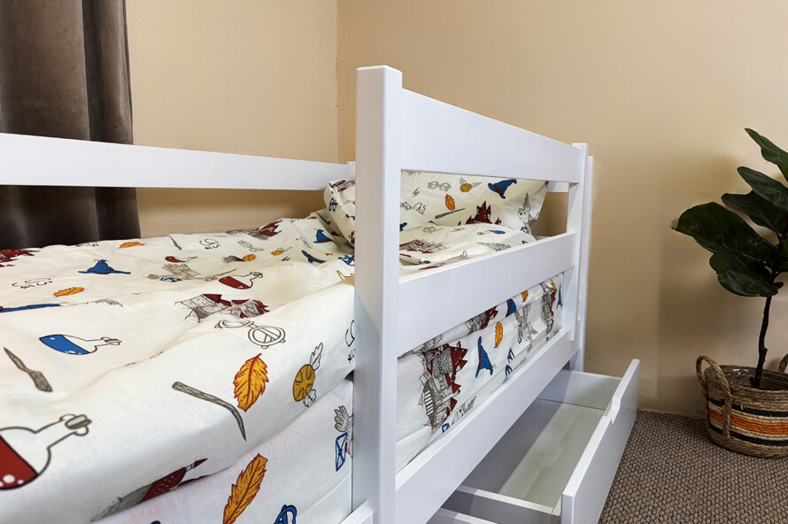 Дитяче ліжко з дерева Кіра комплект з бортиком і ящиком 