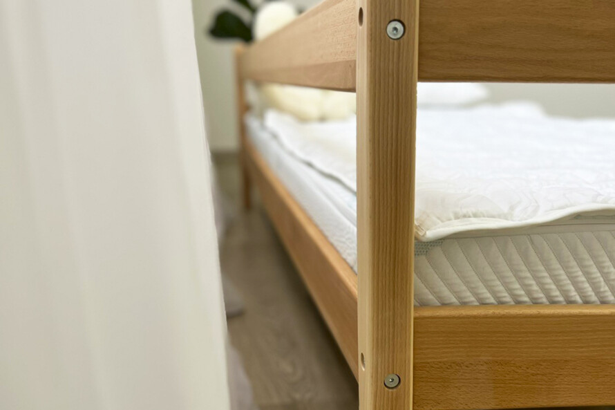 Дитяче ліжко з бортиком Мартель (бук) Тонований